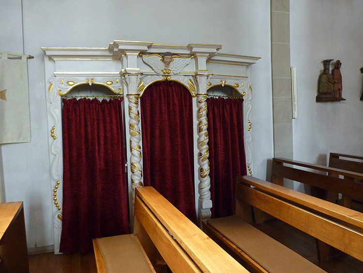 17. Vergebung: Der Stuhl zum Beichtgespräch ist von der alten barocken Ausstattung erhalten geblieben.